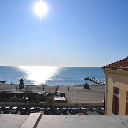 Litus Roma Hostel Lido di Ostia Kültér fotó View of the sea from the town hall