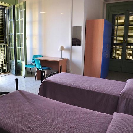 Litus Roma Hostel Lido di Ostia Kültér fotó A typical bedroom in a residence hall