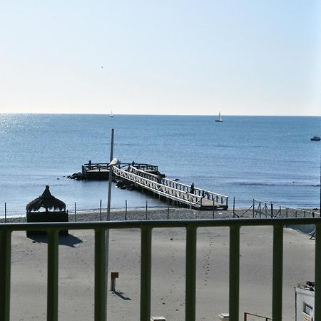 Litus Roma Hostel Lido di Ostia Kültér fotó The pier at the end of the promenade