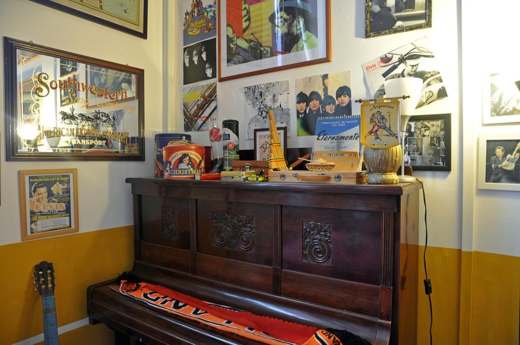Litus Roma Hostel Lido di Ostia Kültér fotó The piano at the Abbey Road Studios