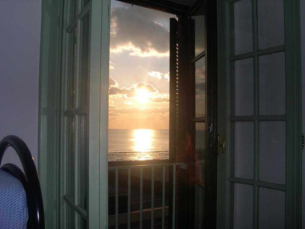 Litus Roma Hostel Lido di Ostia Kültér fotó Sunset from the lighthouse