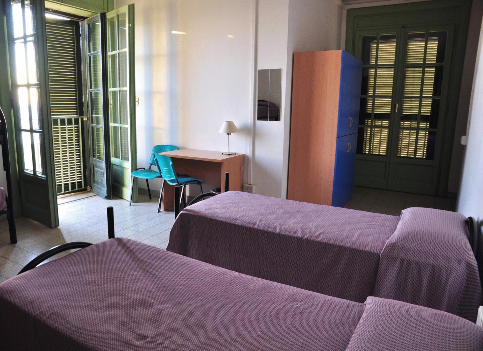 Litus Roma Hostel Lido di Ostia Kültér fotó A typical bedroom in a residence hall