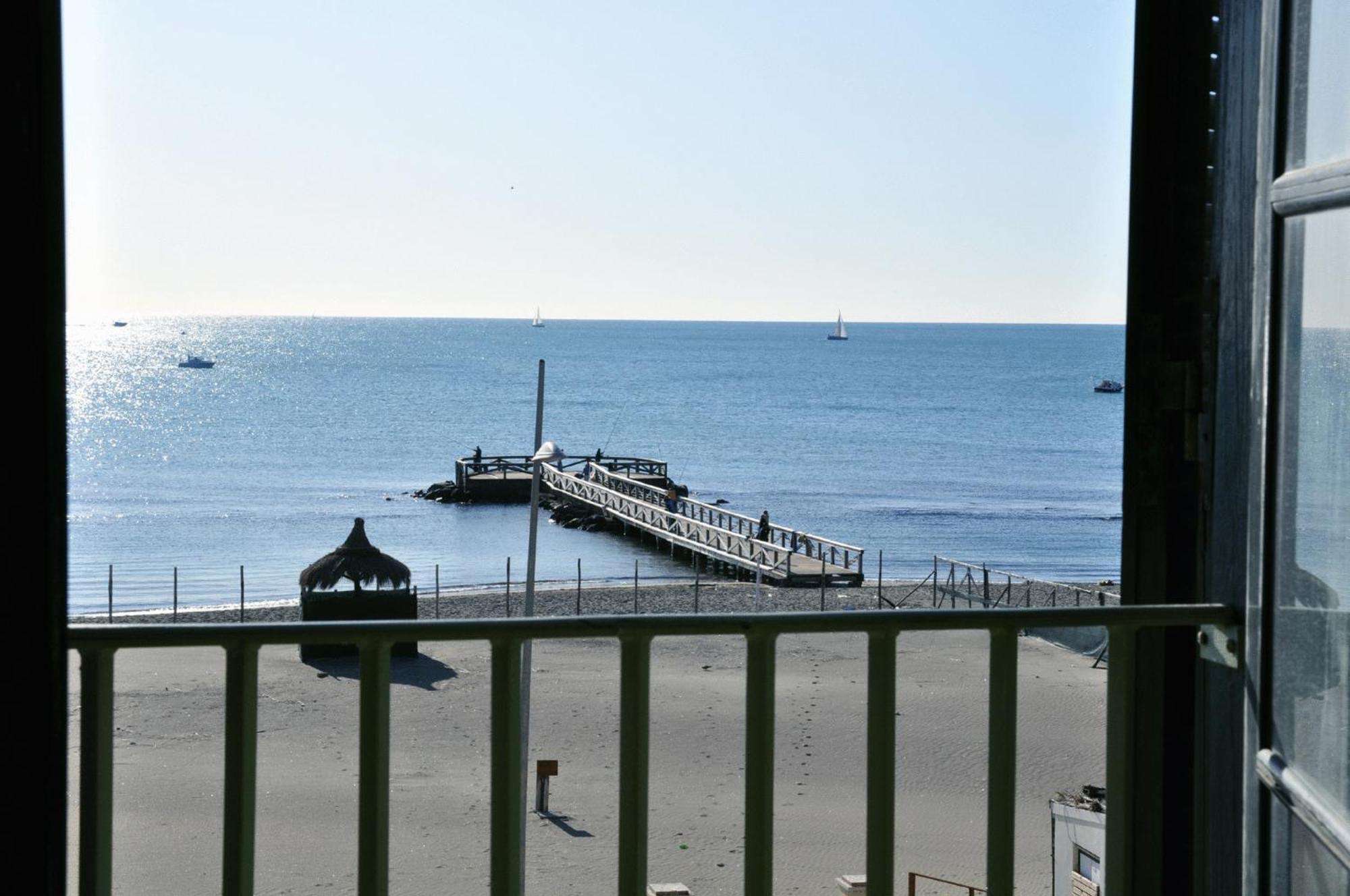 Litus Roma Hostel Lido di Ostia Kültér fotó The pier at the end of the promenade