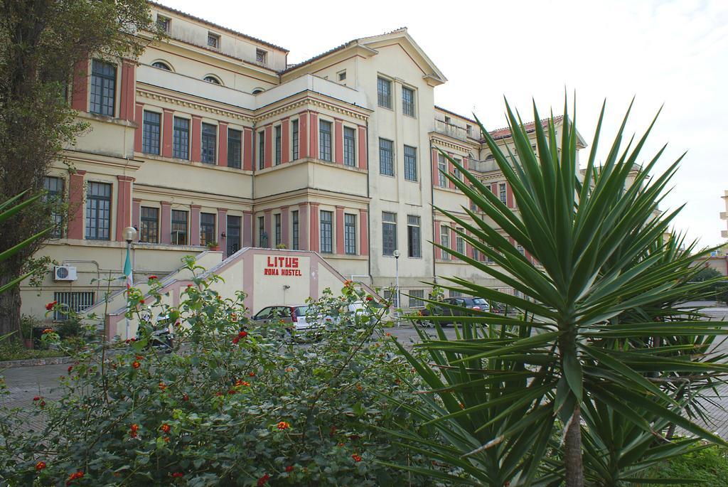 Litus Roma Hostel Lido di Ostia Kültér fotó The main building of the university