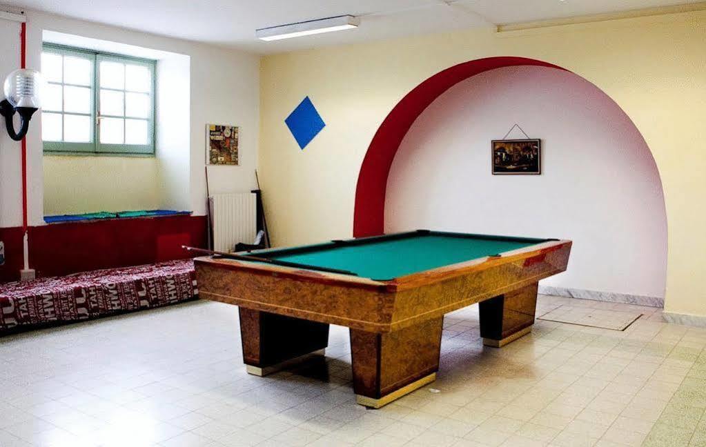 Litus Roma Hostel Lido di Ostia Kültér fotó A pool table