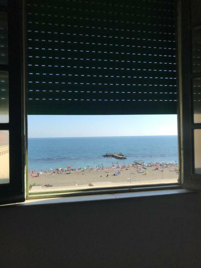 Litus Roma Hostel Lido di Ostia Kültér fotó View of the beach from the hotel
