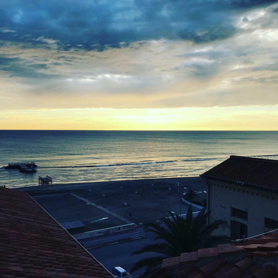 Litus Roma Hostel Lido di Ostia Kültér fotó Sunset at the beach of San Benedetto del Tronto