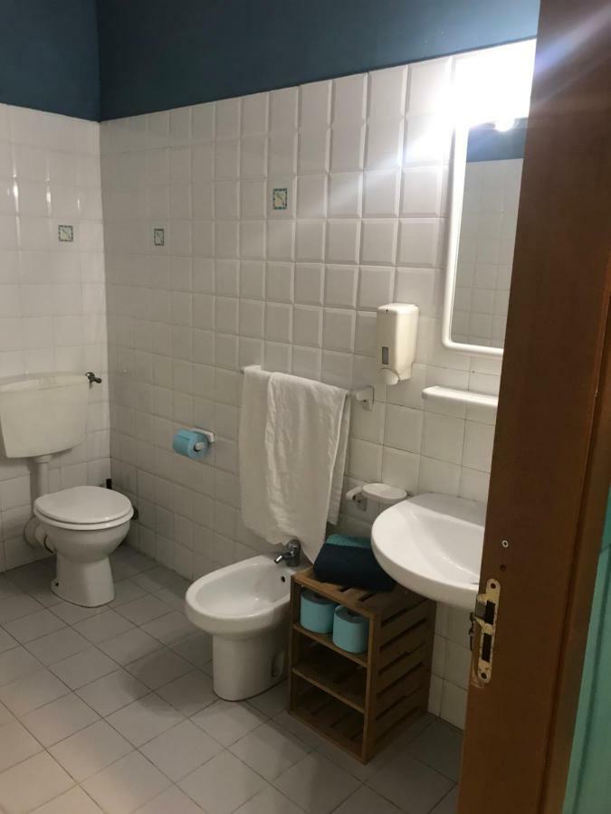 Litus Roma Hostel Lido di Ostia Kültér fotó Bathroom in Italy